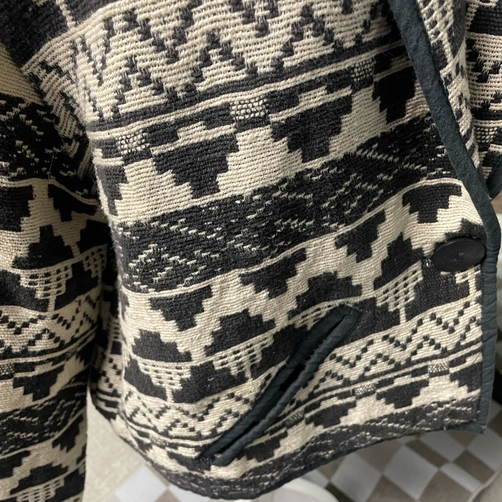 Black And Cream Patterned Jacket - image 3